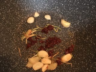 15、辣椒炒肉,倒入豆瓣酱炒匀