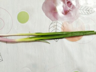 10、拍黄瓜,葱买回来去蒂，洗了干净！