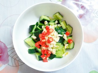 15、拍黄瓜,再放剁椒！