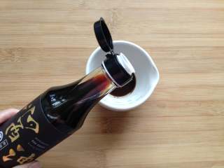 2、凉拌手撕杏鲍菇,先来调汁，碗中放入陈醋、糖、芝麻油和又伊鲜鲜酱油，拌匀备用