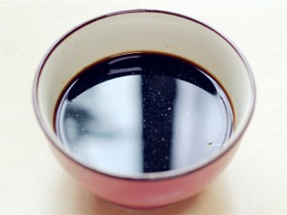 8、虎皮尖椒酿肉,调一个酱汁:1勺生抽，1勺老抽，1茶勺白胡椒粉，半勺白糖，少许醋，多半碗清水