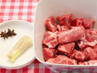 1、红烧排骨,准备食材，排骨剁成小块