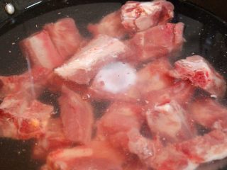 2、红烧排骨,锅中加适量清水，排骨冷水下锅，加少许料酒，大火烧开，撇去浮沫，捞出备用。