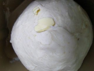 3、香葱手撕肉松面包,加入黄油，继续揉面至扩展阶段