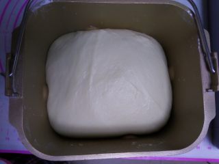 4、香葱手撕肉松面包,揉好的面团盖保鲜膜醒发30分钟。