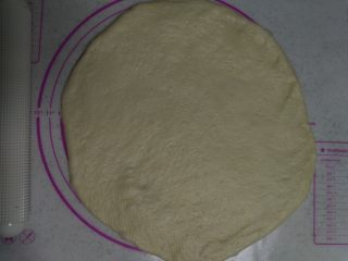 6、香葱手撕肉松面包,松弛好的面团擀成圆形