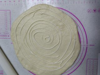 7、香葱手撕肉松面包,撒一层沙拉酱