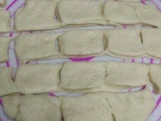 9、香葱手撕肉松面包,用刮刀切成图中这样