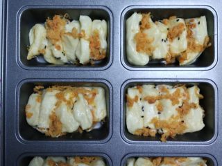 10、香葱手撕肉松面包,装入模具