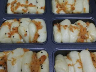 11、香葱手撕肉松面包,在温度35度，湿度75%左右的环境中进行最后发酵。