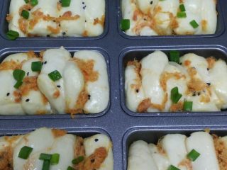 12、香葱手撕肉松面包,发酵好的面包表面涂一层蛋液，撒香葱段