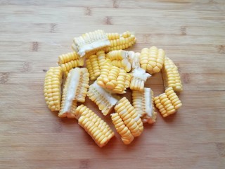 6、莲藕玉米排骨汤,玉米切成小块备用。