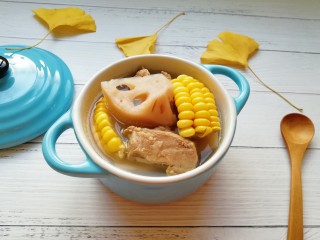10、莲藕玉米排骨汤,盛出。