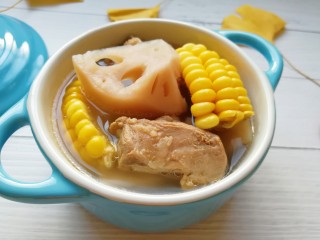 15、莲藕玉米排骨汤,喝一碗，暖暖的。