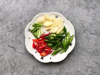 4、香辣虾,青红椒斜切、葱切段，蒜瓣一分为二