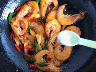 12、香辣虾,加小半勺盐，根据家人口味和虾的量添加