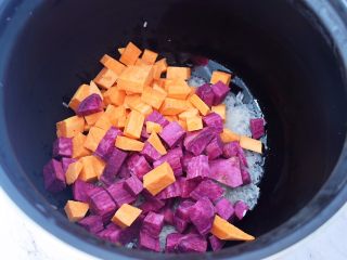 4、双薯粥,加入紫薯和红薯