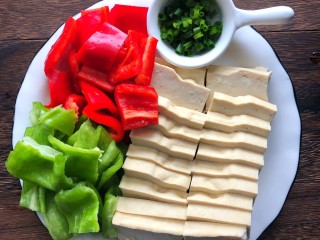 2、炒脆皮豆腐,豆腐切块、青红辣椒切段、蒜切碎