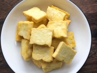 6、炒脆皮豆腐,捞出备用
