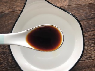 7、炒脆皮豆腐,半碗清水加一勺生抽。