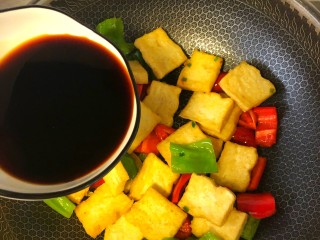 12、炒脆皮豆腐,倒入调好的酱汁