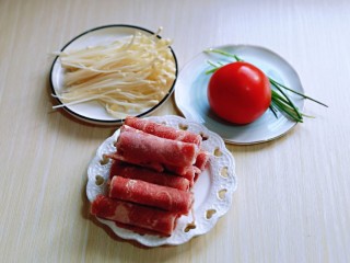 1、味道鲜美的茄汁肥牛卷,准备食材,食材可以根据个人胃口增减,首先将金针菇去根,撕成小朵,洗干净备用。