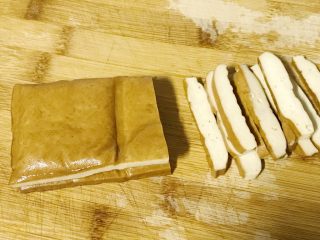 4、家常小炒韭菜香干,如图切成长方型。