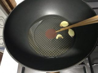 7、家常小炒韭菜香干,用筷子把炸过的姜片捡出来。