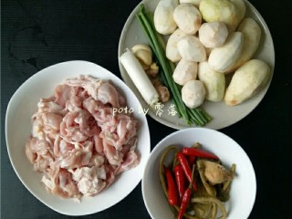 1、川菜芋儿鸡,备好食材：鸡腿去骨切块；芋头削皮洗净；再备好泡菜，大葱，老姜，大蒜，小葱；