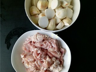 2、川菜芋儿鸡,鸡肉里调入适量料酒，搅拌均匀后腌制片刻；芋头洗净切块；