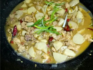 12、川菜芋儿鸡,根据个人喜好收汁，放入葱段；