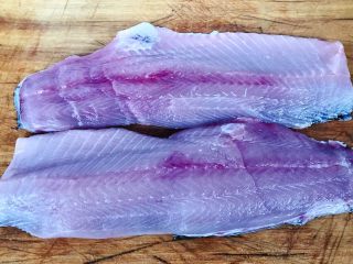2、酸菜鱼片汤,草鱼的两片大肉肉片下来再片去腹部的大鱼刺
