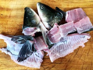 3、酸菜鱼片汤,鱼头、鱼排、鱼尾切成段状