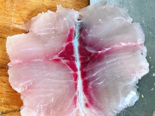 4、酸菜鱼片汤,鱼肉斜刀片成蝴蝶状薄片（不要太薄哦）