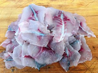 5、酸菜鱼片汤,鱼片依次片好备用