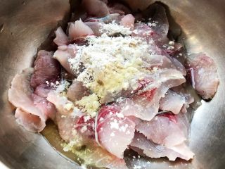 6、酸菜鱼片汤,鱼片放入容器中再放入淀粉、料酒打入一个蛋清