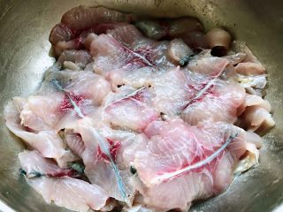 7、酸菜鱼片汤,鱼片轻轻的抓匀煨制20分钟左右