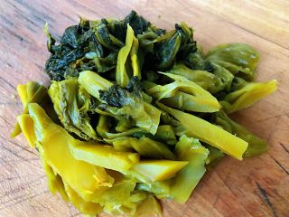 8、酸菜鱼片汤,酸菜洗净沥干水份切成小段