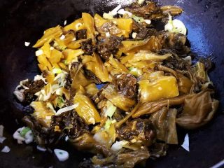 11、酸菜鱼片汤,放入蔬菜翻炒均匀