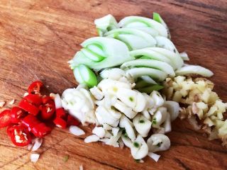 9、酸菜鱼片汤,葱姜蒜和红辣椒切好备用