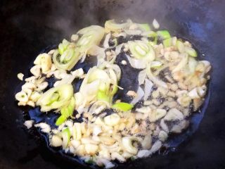 10、酸菜鱼片汤,锅中倒入底油加热放入葱姜蒜爆香