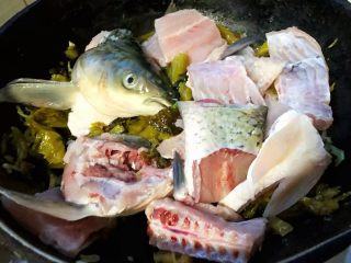12、酸菜鱼片汤,放入鱼头、鱼排、鱼尾翻炒均匀要轻最好不要太重