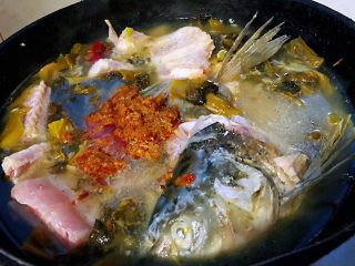 13、酸菜鱼片汤,添加适量清水或高汤再放入调好的调味料郫县豆瓣酱、蒜蓉辣椒酱、蚝油、糖、盐大火炖起来