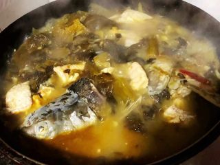 14、酸菜鱼片汤,炖10分钟放入盐再炖3分钟最后放入味精调味即可