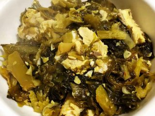 15、酸菜鱼片汤,将酸菜、鱼头、鱼骨、鱼尾装入盘中