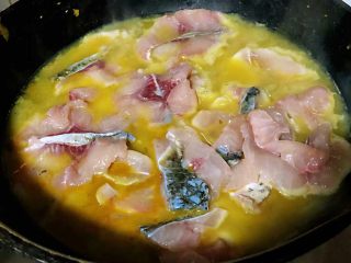 16、酸菜鱼片汤,煨制好的鱼片下入汤中