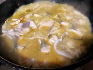 17、酸菜鱼片汤,鱼片大火煮3分钟左右即可不要用力翻动鱼片易碎