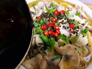 19、酸菜鱼片汤,锅中倒入适量油加热后立即淋在配料上面发出刺啦刺啦的响声满屋飘香