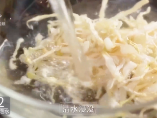 3、萝卜干炒腊肉-经典不衰的腊味美食,100g萝卜干清水浸没