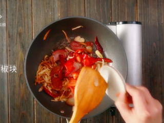 13、萝卜干炒腊肉-经典不衰的腊味美食,30g红辣椒块,翻炒